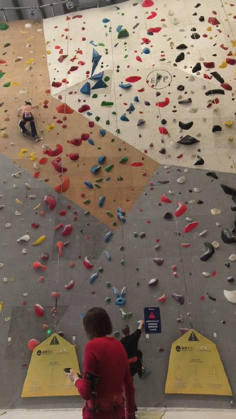 攀岩者挑战蓝色路线5.10d，悬崖平移切角全靠力量