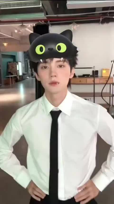 周翊然的这个手势舞真的又要帅出了新高度