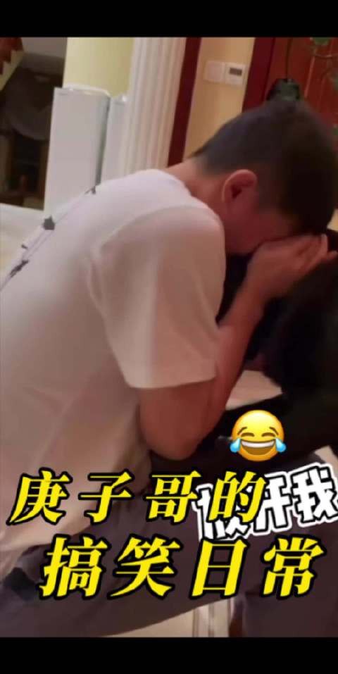 小孩儿哥与UU的搞笑日常 哈哈哈哈哈 @韩庚 在家这么淘吗哥？哈哈哈哈哈哈