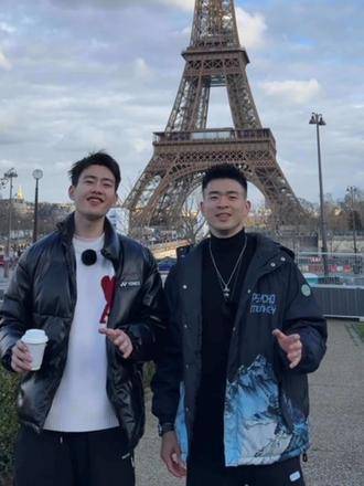 郑思维王昶铁塔合影互动引热议