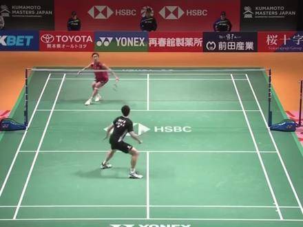 太动人！石宇奇与桃田贤斗隔网相拥，英雄之间彼此敬重，昔日王者坦然面对败局