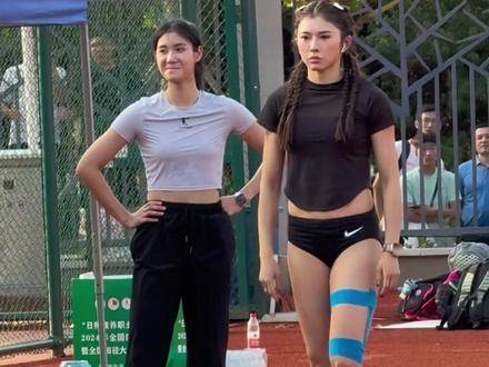 吴艳妮赛前热身瞬间，夏思凝的神情抢镜了