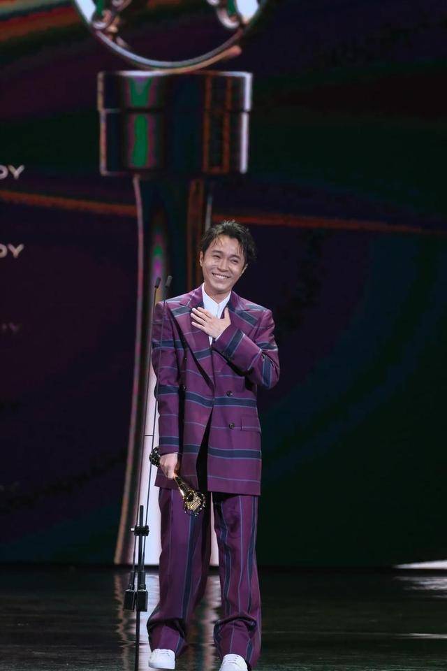 梁静茹金曲奖再次陪跑，吴青峰首获“最佳国语”男歌手奖_专辑