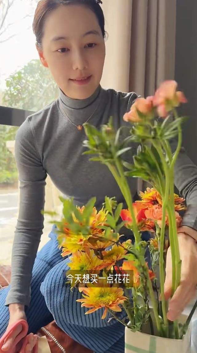 王冠夫妇上海别墅请客，逛超市采购，老公出镜为她在手上纹身超爱