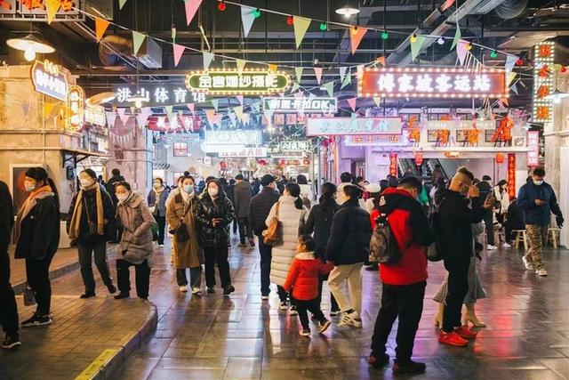 游客在“楚风汉味”美食街区游玩。新华社记者龚联康 摄