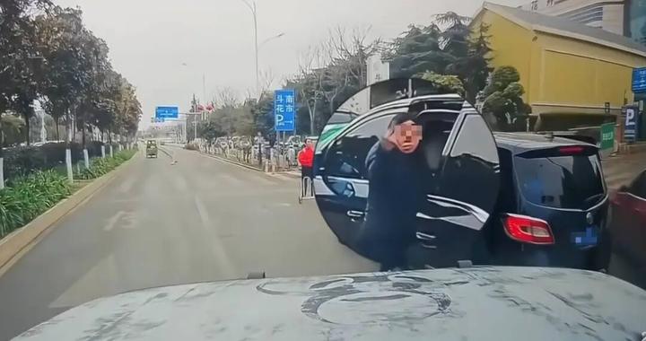 女子停车挡路还向提醒者比不雅手势，结果遭后车撞击摔倒在地，昆明交警回应