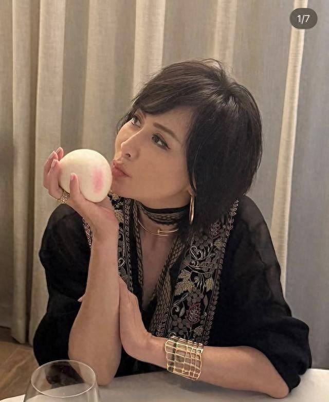 刘嘉玲提前庆祝60岁大寿，梁朝伟举香槟出镜，到场的都是名流好友_照片_活动_生日