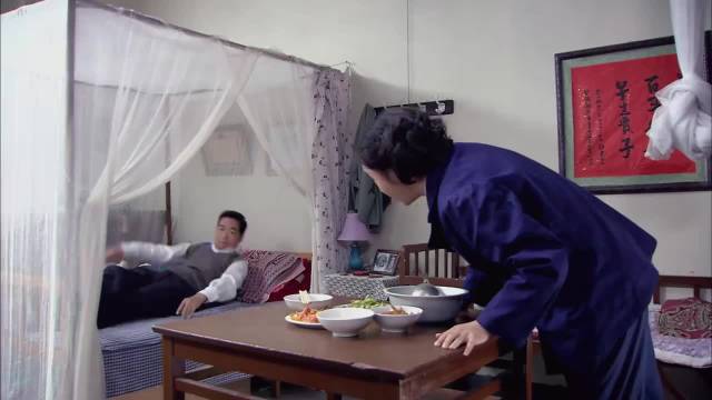 金婚：撒娇女人最好命，佟志生气指责，文丽一抱一哄全摆平！