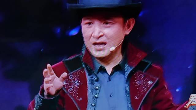 再来一个搞笑的变魔术的小品