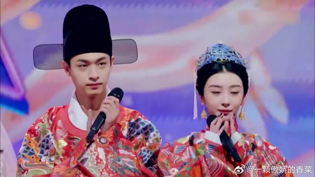 孟佳孙天宇身穿现代婚服，都是西装搭配，简直太飒了