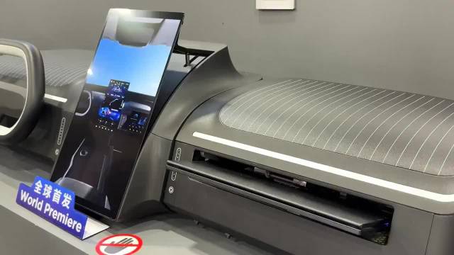 中国厂商研发电动汽车可折叠柔性显示屏