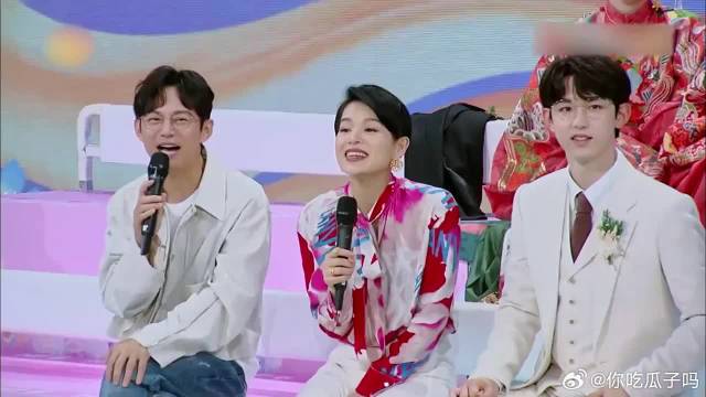 孟佳孙天宇解锁婚纱拍照新姿势，很符合当下拍照姿势，太酷了