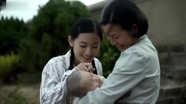 父母爱情：丁小样就是德华的宝，亚菲摸一下就要被姑姑骂，贼逗！