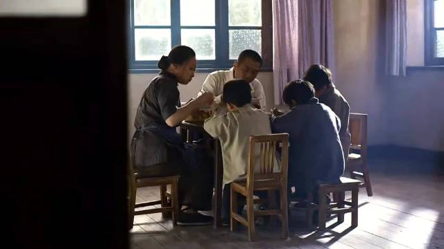 父母爱情：老丁王秀娥一家人在一起吃面条，王秀娥听见德华回来了