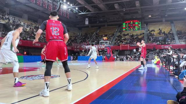 郭艾伦复出首战边线球失误，现场指导年轻队员徐昕