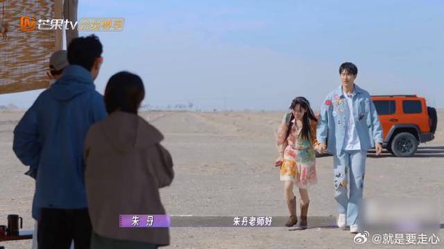 金莎和男友牵手，朱丹看到他们的身高差，觉得挺萌