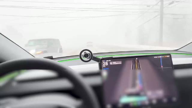 特斯拉纯视觉系统大雪浓雾中精准识别路况
