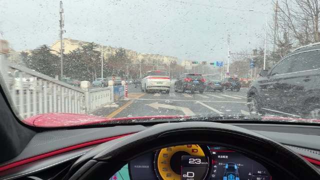 出来取车雪忽然下的特别大，这种天开830匹的后驱车多少是有点侥幸心理