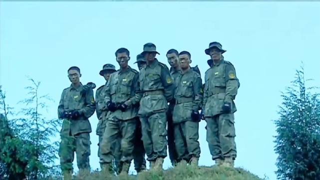 许三多为成才说情遭袁朗拒绝，成才能力出众但动机存疑