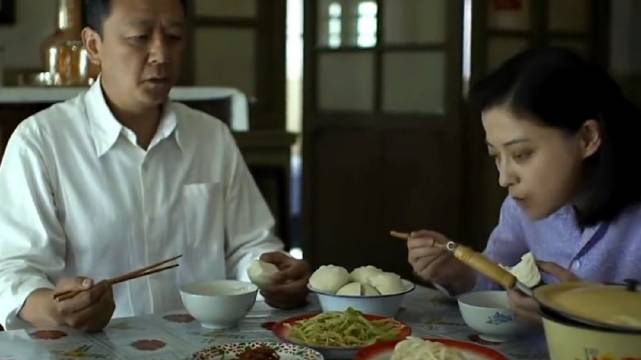 父母爱情：葛美霞钻小旅馆打电话，不料被亚菲偷听：麻雀变凤凰！