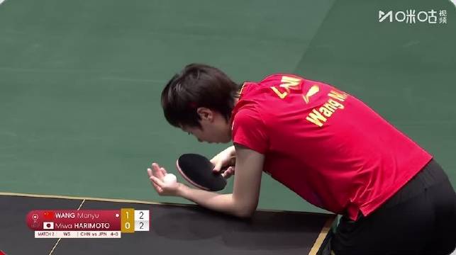 王曼昱连赢两局助国乒5比0领先日本，邓亚萍赞其战术灵活护台面积大