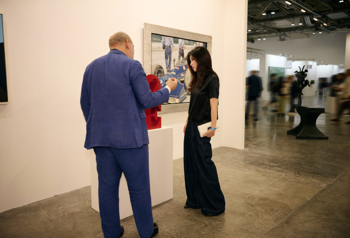 朱珠现身新加坡艺博会看展引围观