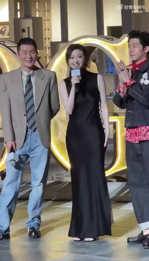 景甜缎面素黑旗袍造型惊艳，获赞内娱女星最佳