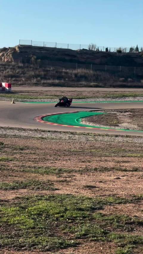 Maverick Vinales 骑乘KTM RC990R赛车训练