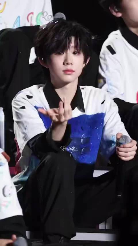 看了陈奕恒川渝春晚的高糊路透，更期待他在春晚的舞台表现了