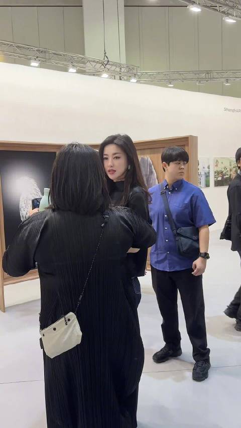 朱珠新加坡看展神情专注，随性穿搭展艺术气息