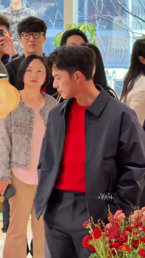 叶祖新出席活动被喊老公害羞