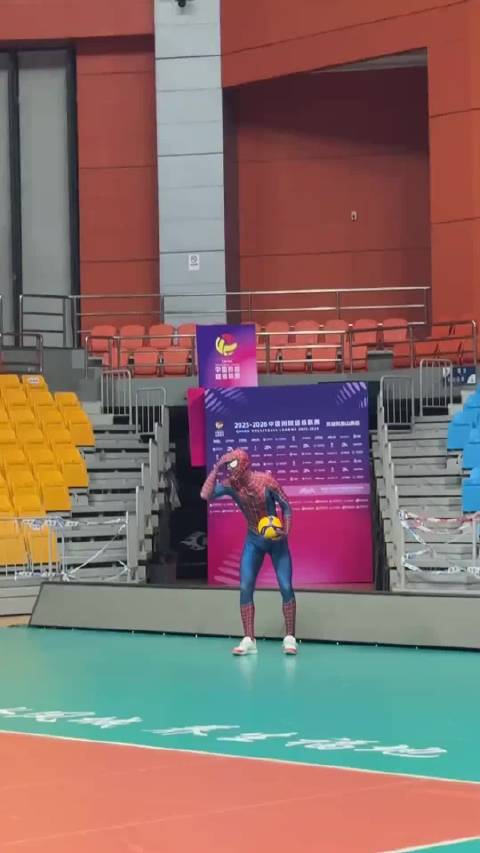 辽宁男排变身蜘蛛侠 不知道是哪一位人才扮演的