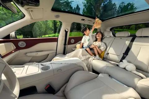 岚图邵明峰炮轰“家用SUV推前备厢”，称大座舱更符合家庭所需