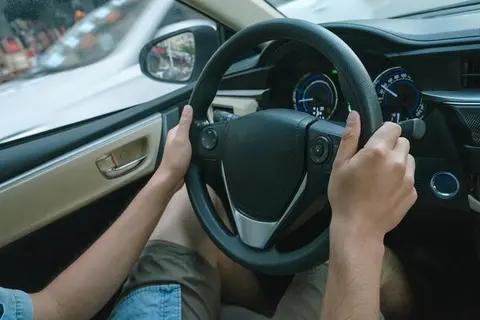 建议家里可以，备两辆车，一辆油车，一辆10万以内的电车就行