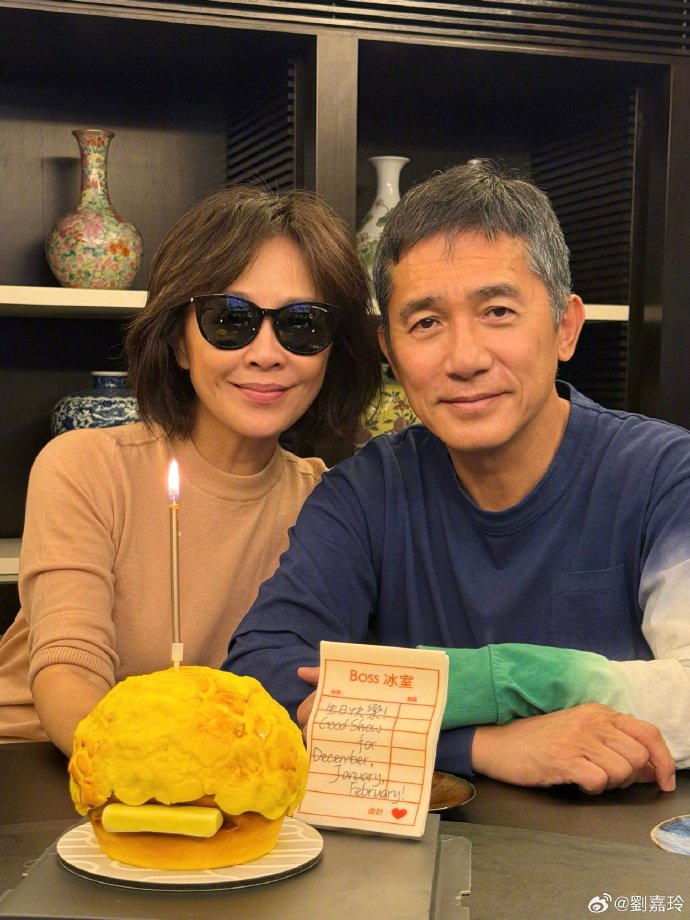 刘嘉玲59岁生日晒与梁朝伟合影，网友：梁朝伟白头发好多！