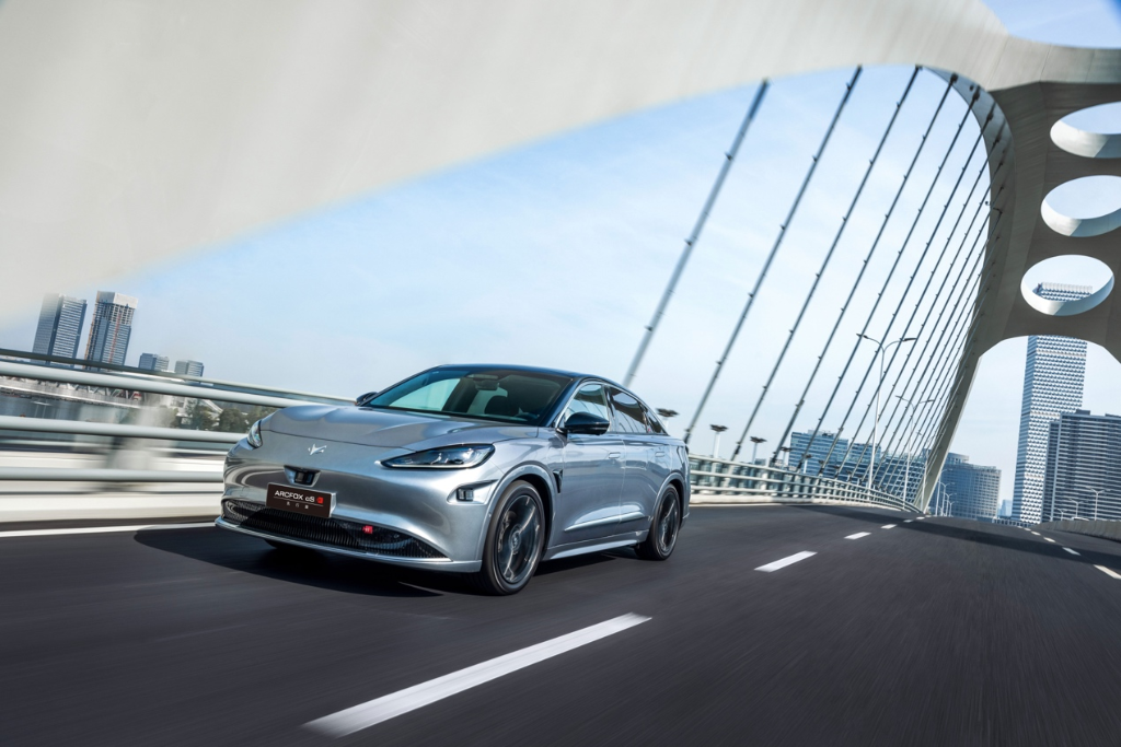 AVP功能惊喜上线 极狐阿尔法S先行版OTA再升级