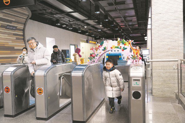 自然博物馆站增设“儿童友好通道”，儿童无需刷卡扫码即可快速通过 本报记者 陈炅玮 摄