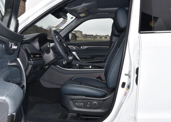 长安CS95座椅采用仿皮材质