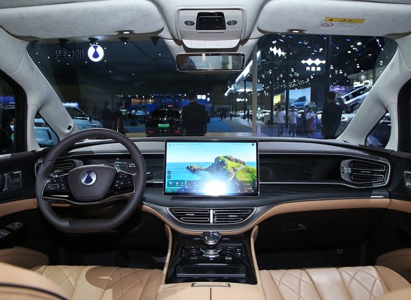 腾势D9座椅同样采用了仿皮材质