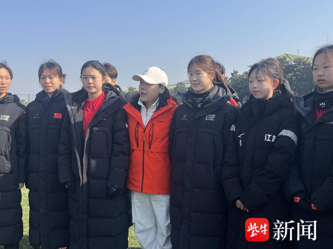 田震南京开唱先探望江苏女足 透露因《铿锵玫瑰》圆了足球梦