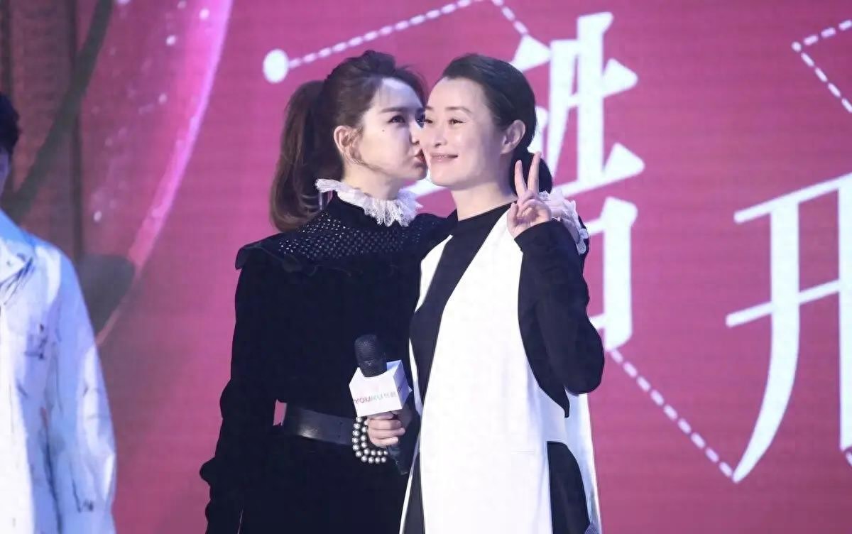 别再说李承铉“吃软饭”了,戚薇一家四口现身,幸福装不出