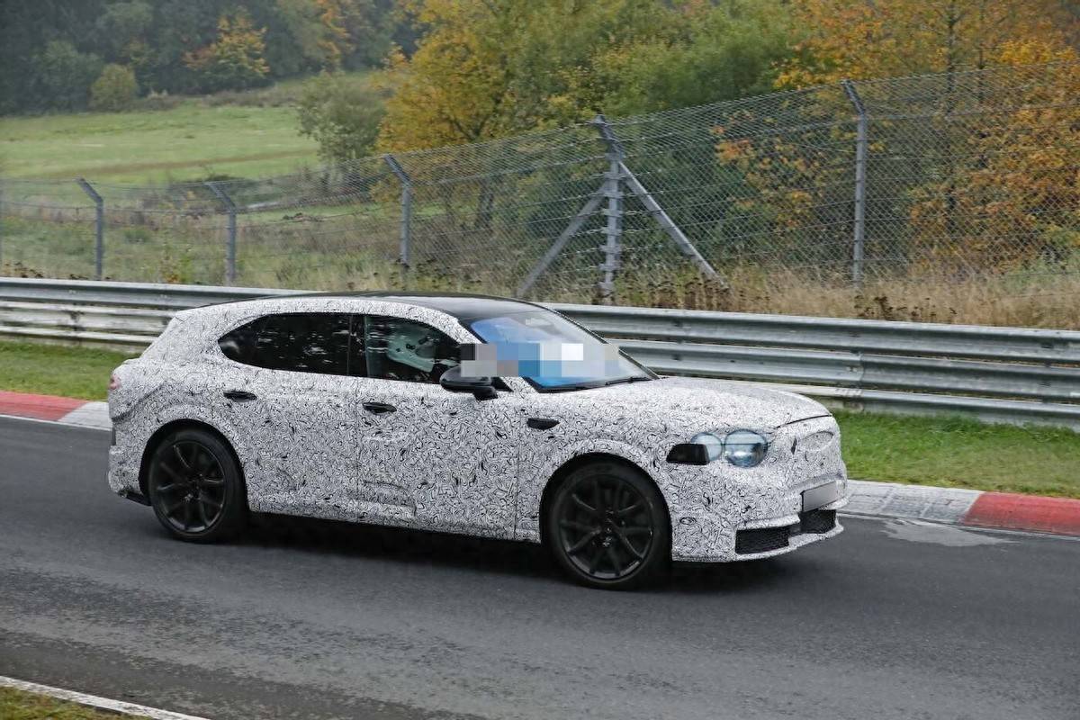 宾利全新纯电SUV路试曝光！配800V快充+三电机