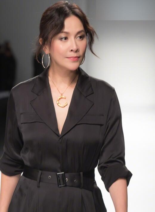 刘嘉玲梁朝伟同框撒狗粮挨近脸看镜头超有夫妻相 - 山南网