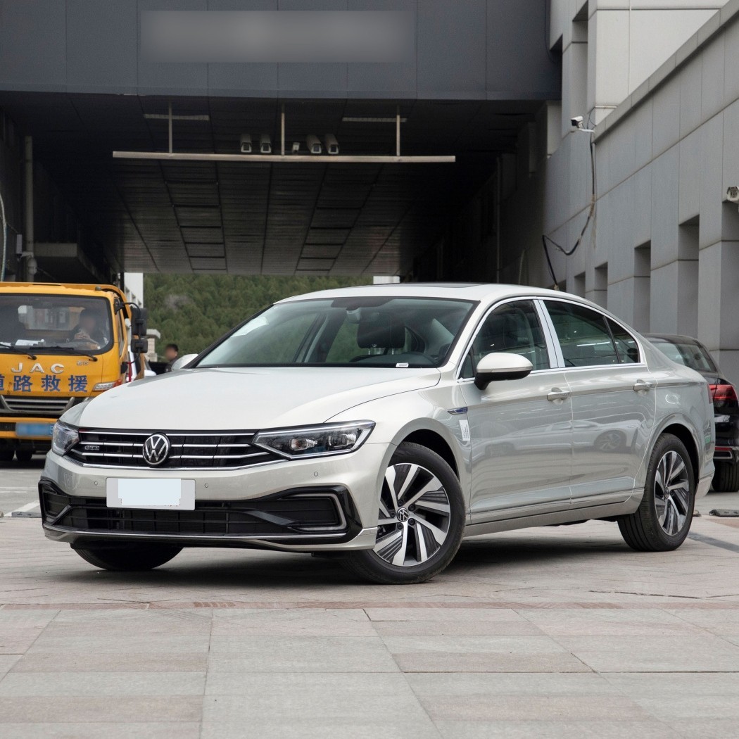 三款30万内三厢轿车对比：迈腾GTE、君威与闪电猫谁更值得选？