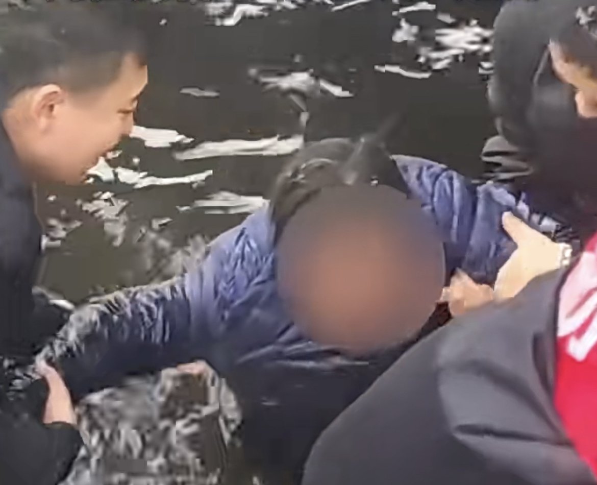 眾人合力將老人拉上岸。受訪者供圖