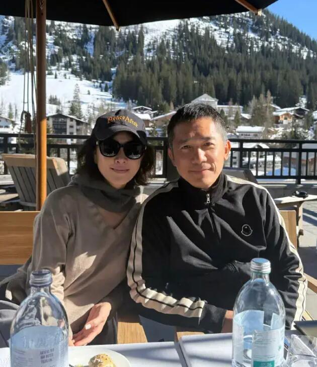 刘嘉玲晒雪山合照，与梁朝伟共度幸福周末_爱豆网