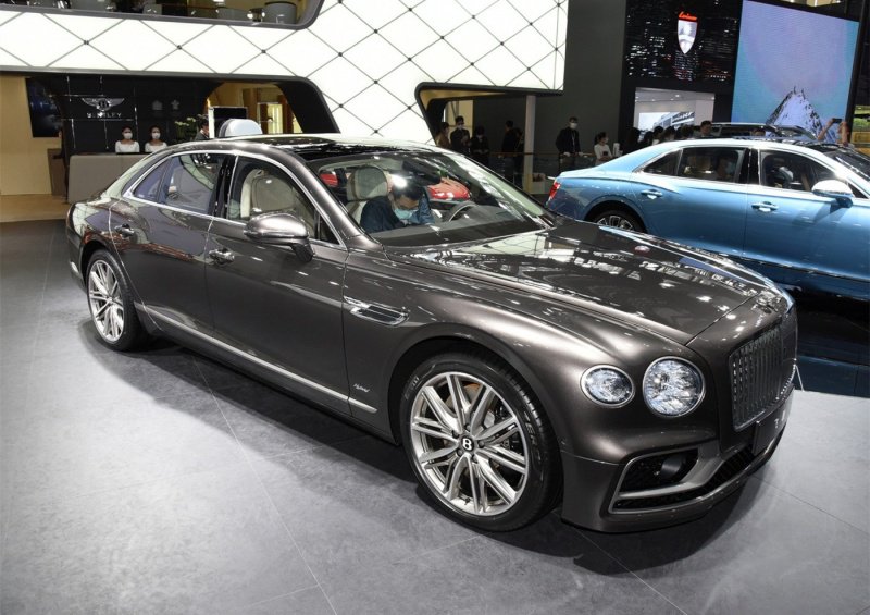 宾利飞驰插电混动最低报价228万起