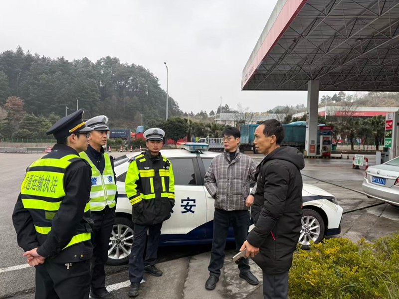 约车返乡遇凝冻被困 交通执法紧急介入助夫妇脱困