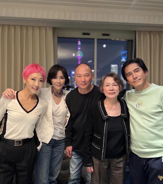 刘嘉玲晒全家福为妈妈弟弟庆生，梁朝伟和丈母娘罕见同框关系融洽