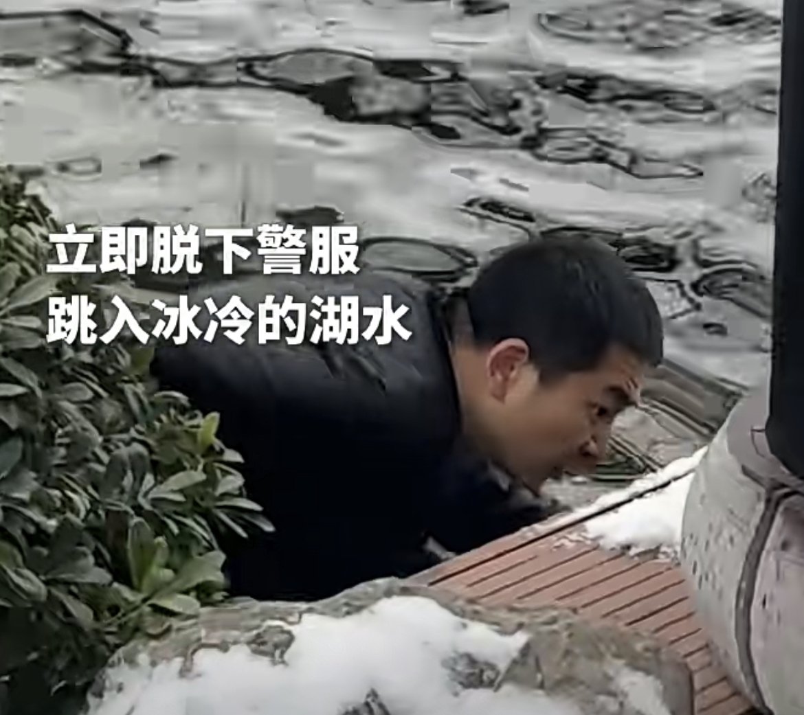 民警跳入水中遊向老人。受訪者供圖